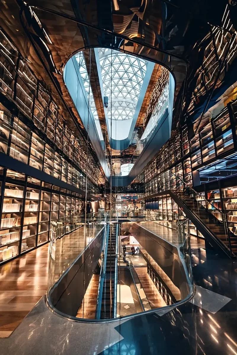 Blue Ocean & Man Alley (Lanhai Feng & Man Xiang)