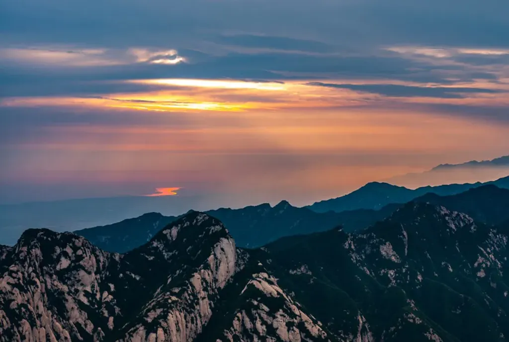 Hua Shan Cliffside Plank Walk: Thrilling Trails in Xi’an