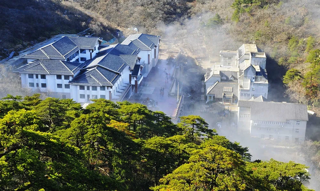 How to Choose Accommodation in Huangshan? On the Mountain, Tangkou, or the City — A Clear Guide for You