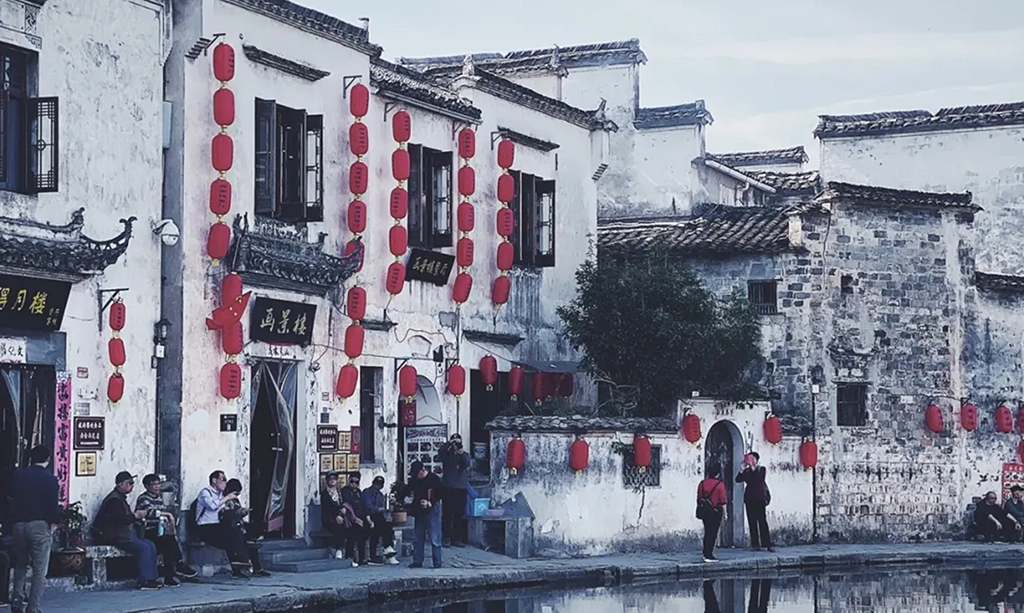 Explore Huangshan & Huizhou: Ancient Villages, Scenic Towns & Daoist Mountains